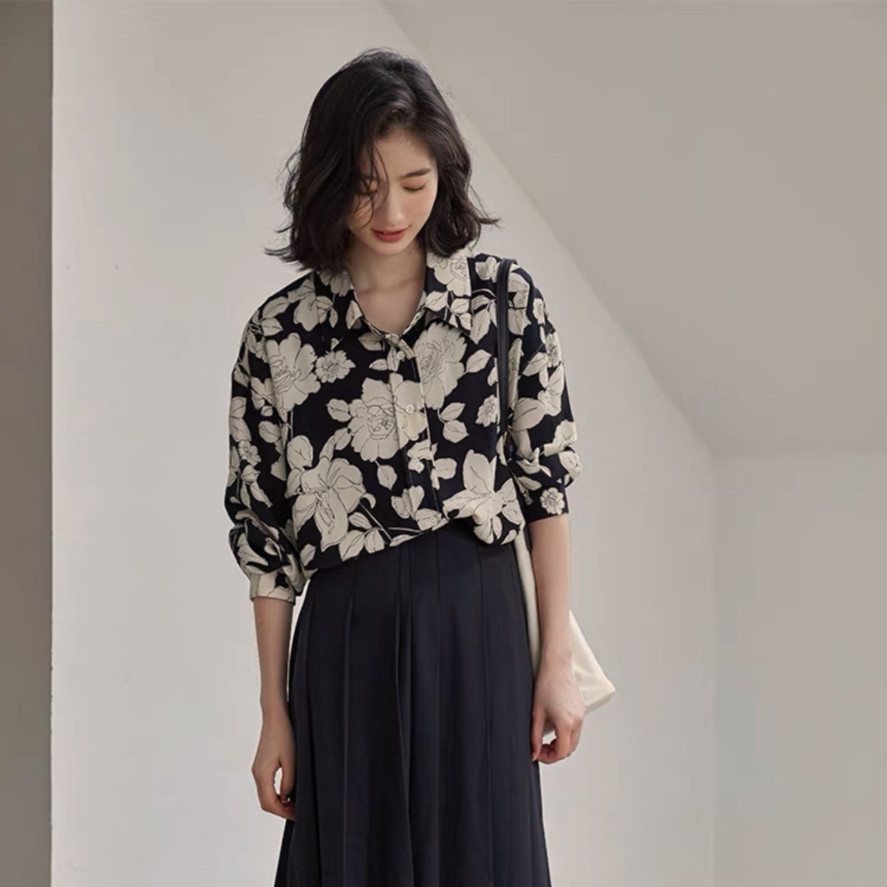 Cắt Mã - Áo Sơ Mi Hoa Be Lụa Nền Đen p3/k7