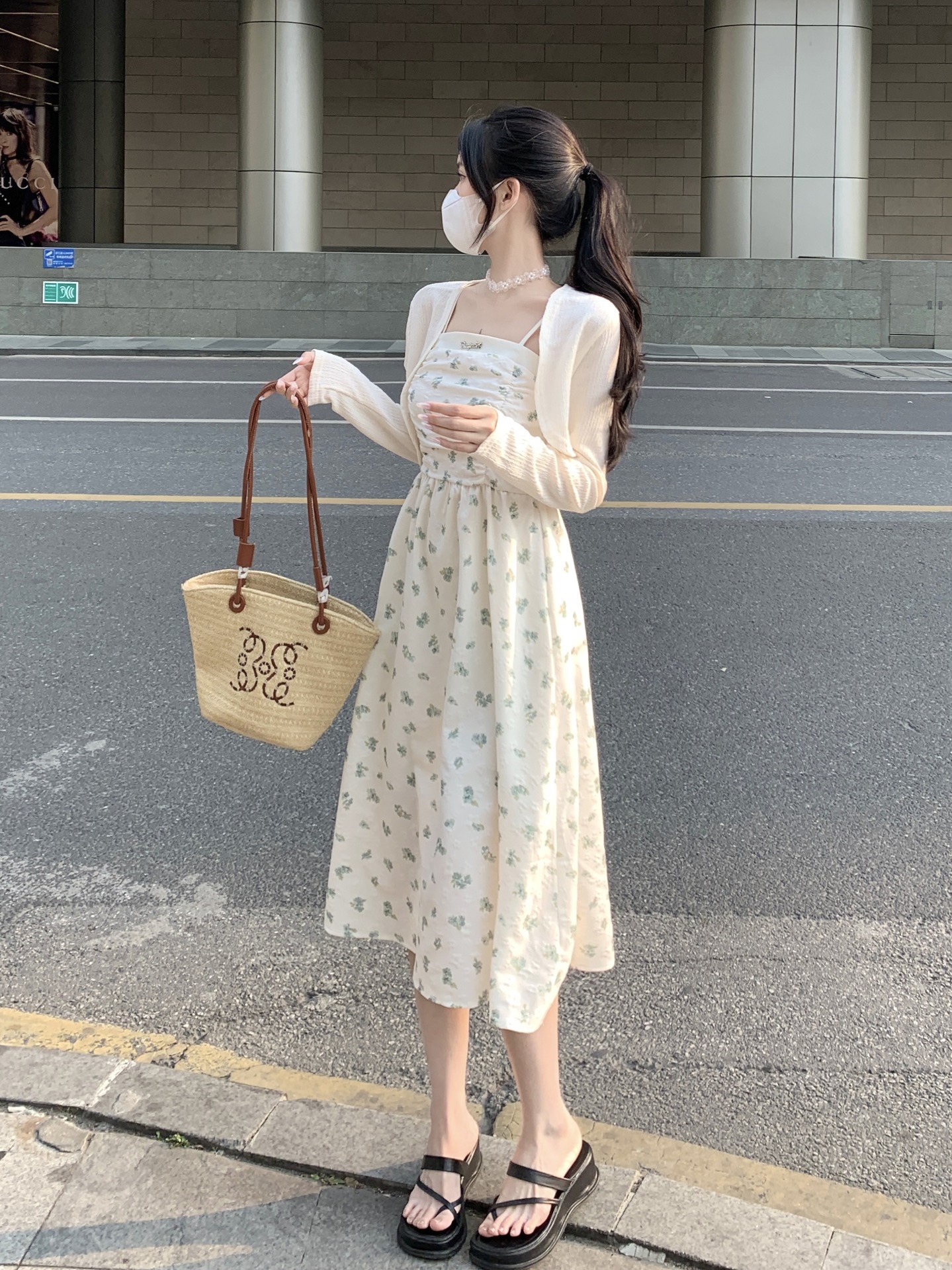 Mã 2348 Váy 2s hoa nhí xinh chất mát nhúm ngực