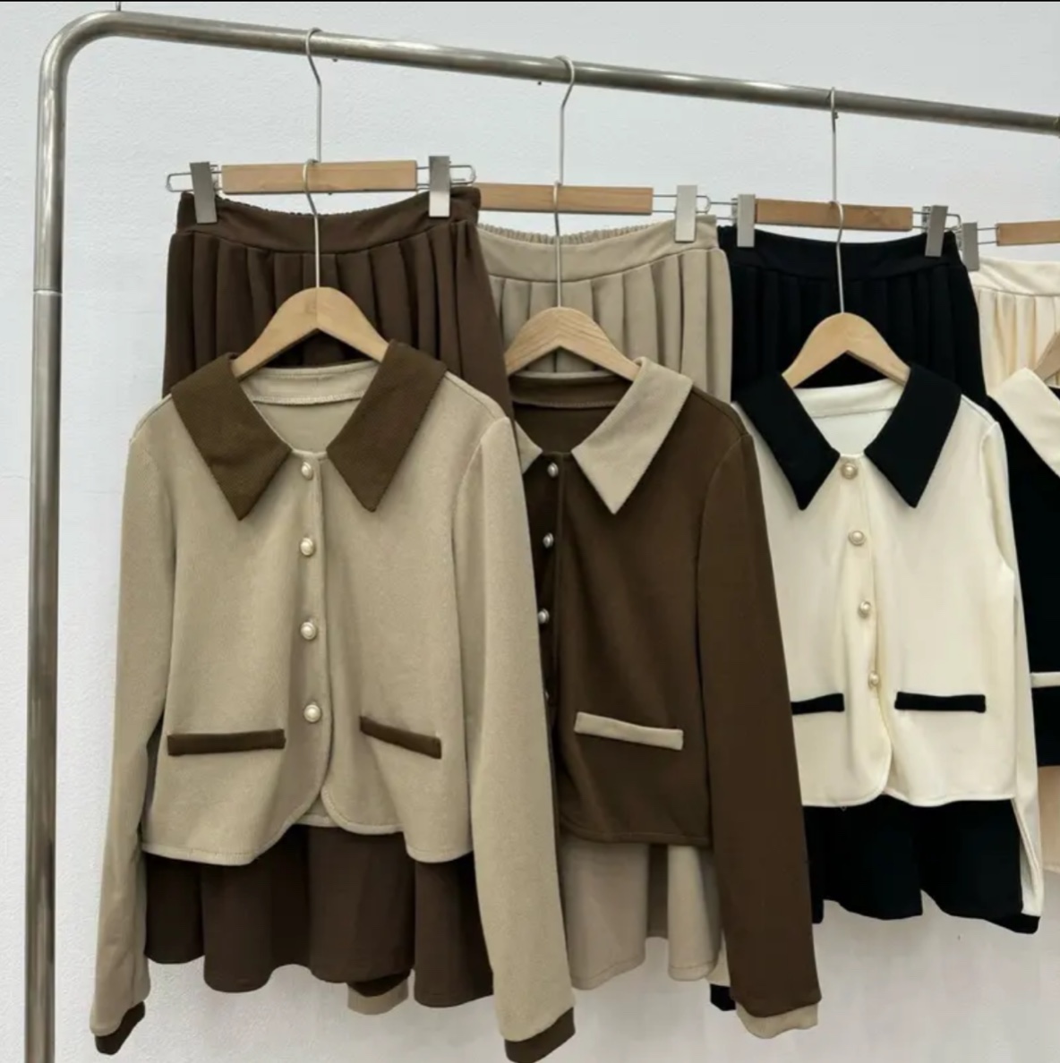 Set áo pha cổ khuy ngọc kèm chân váy xếp ly xèo lưng chun Set172_ 