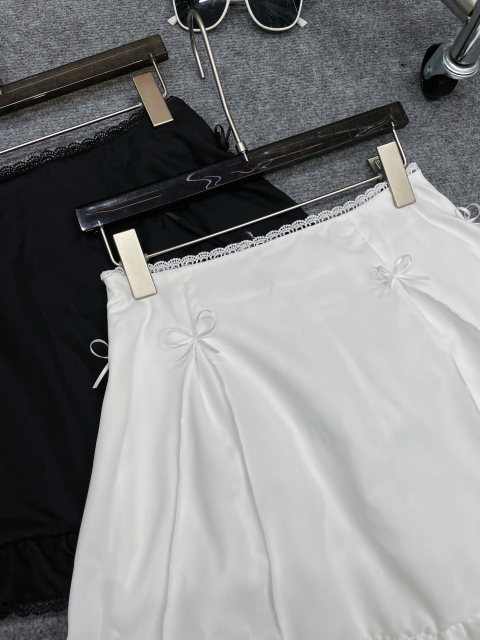 Chân váy xoè ngắn phối ren đính nơ CVdinhno051